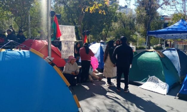 SEGUIDORES DE YAHUASI MANTIENEN VIGILIA Y EXIGEN SEGUNDA VUELTA EN LA PAZ