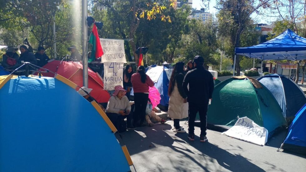 SEGUIDORES DE YAHUASI MANTIENEN VIGILIA Y EXIGEN SEGUNDA VUELTA EN LA PAZ