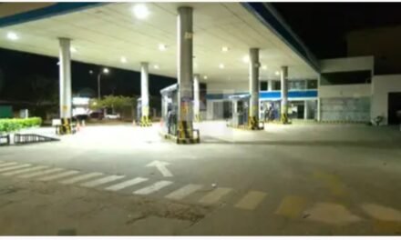 DOS DELINCUENTES ATRACAN UN SURTIDOR Y SE LLEVAN BS 7.000