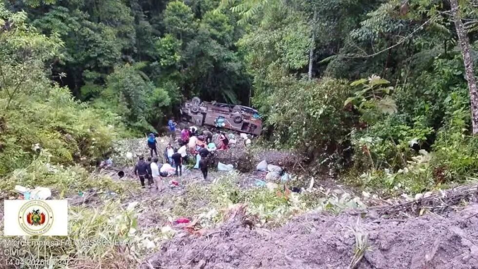 LA PAZ: BUS SE EMBARCÓ EN TOLAPAMPA Y DEJA AL MENOS SEIS FALLECIDOS