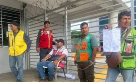 MOTOTAXISTAS SE ENCADENAN EN YPFB Y EXIGEN RESARCIMIENTO POR DAÑOS EN SUS VEHÍCULOS