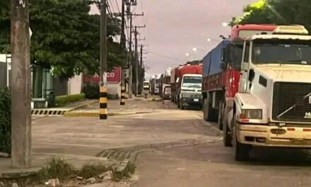 ESCASEZ DE DIÉSEL PROVOCA LARGAS FILAS EN SURTIDORES DE SANTA CRUZ
