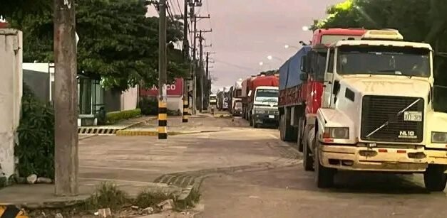 ESCASEZ DE DIÉSEL PROVOCA LARGAS FILAS EN SURTIDORES DE SANTA CRUZ