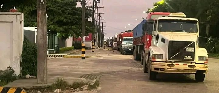 ESCASEZ DE DIÉSEL PROVOCA LARGAS FILAS EN SURTIDORES DE SANTA CRUZ