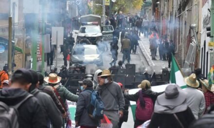 PROTESTA DEL MAGISTERIO TERMINA CON USO DE GAS Y TENSIÓN EN LAS CALLES