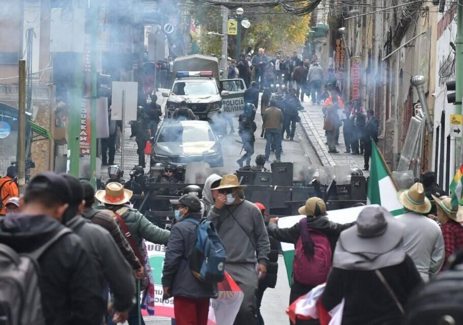PROTESTA DEL MAGISTERIO TERMINA CON USO DE GAS Y TENSIÓN EN LAS CALLES
