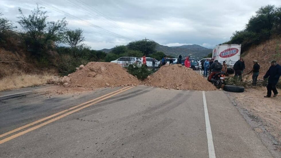 BLOQUEOS EN TARIJA POR RECLAMOS DE CARRETERAS, SOAT Y COMBUSTIBLE