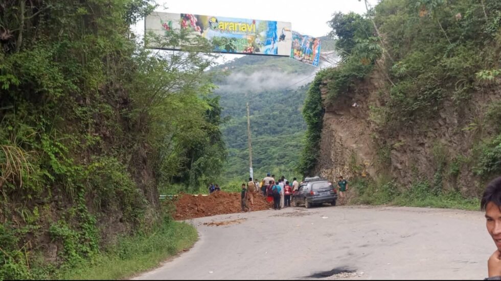 BLOQUEO EN RUTA A LOS YUNGAS POR TRES DEMANDAS CLAVE