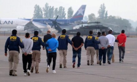 12 BOLIVIANOS ENTRE LOS EXPULSADOS EN PRIMER VUELO MIGRATORIO DESDE CHILE