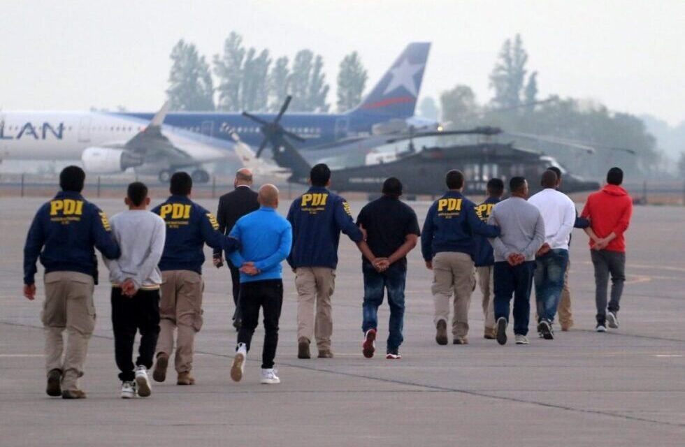 12 BOLIVIANOS ENTRE LOS EXPULSADOS EN PRIMER VUELO MIGRATORIO DESDE CHILE
