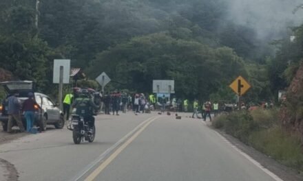 MOTOTAXISTAS BLOQUEAN SAMAIPATA Y EXIGEN ATENCIÓN DIRECTA DEL GOBIERNO
