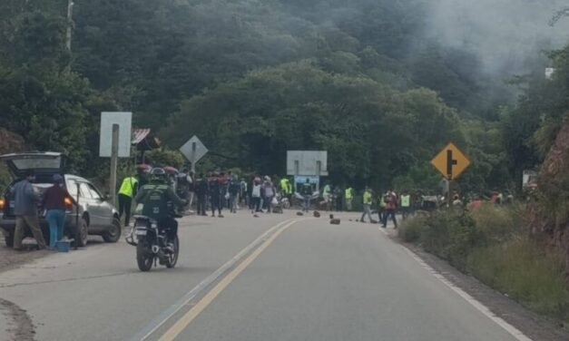 MOTOTAXISTAS BLOQUEAN SAMAIPATA Y EXIGEN ATENCIÓN DIRECTA DEL GOBIERNO
