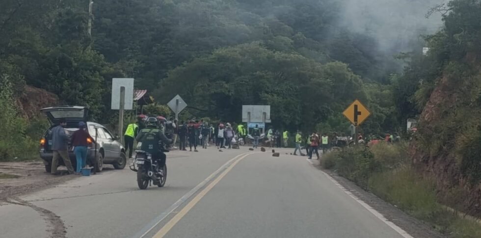 MOTOTAXISTAS BLOQUEAN SAMAIPATA Y EXIGEN ATENCIÓN DIRECTA DEL GOBIERNO
