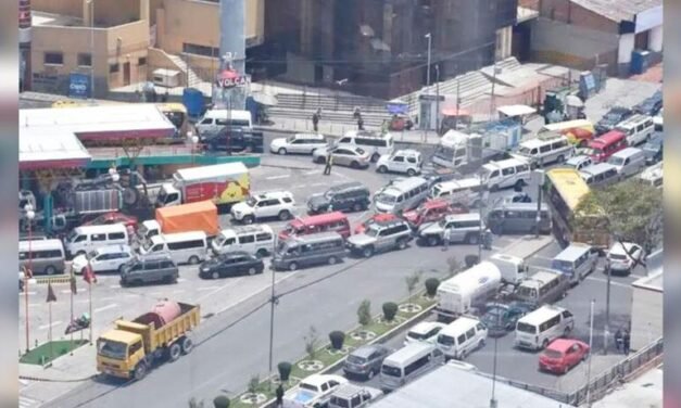 EL ALTO: FALTA DE COMBUSTIBLE GENERA LARGAS FILAS Y PARALIZA VIAJES