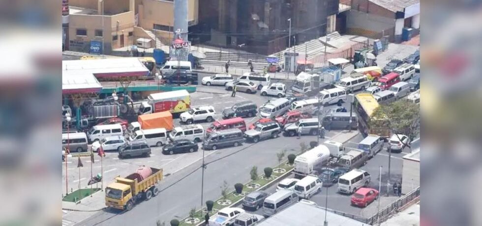 EL ALTO: FALTA DE COMBUSTIBLE GENERA LARGAS FILAS Y PARALIZA VIAJES