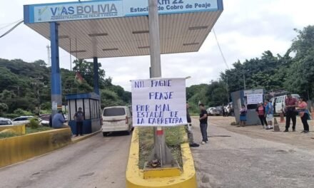 PROTESTA EN PEAJE DE LA GUARDIA POR DETERIORO DE LA VÍA ANTIGUA A COCHABAMBA