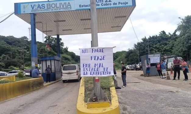 PROTESTA EN PEAJE DE LA GUARDIA POR DETERIORO DE LA VÍA ANTIGUA A COCHABAMBA