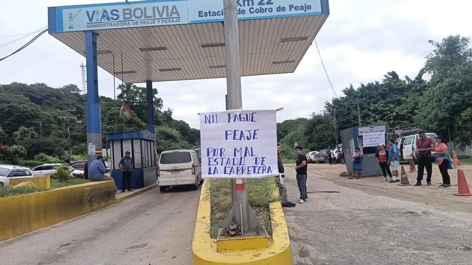 PROTESTA EN PEAJE DE LA GUARDIA POR DETERIORO DE LA VÍA ANTIGUA A COCHABAMBA