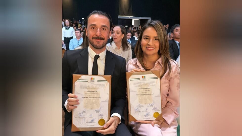 VELASCO Y AGUIRRE RECIBEN CREDENCIALES Y ANUNCIAN “NUEVA ETAPA” EN SANTA CRUZ