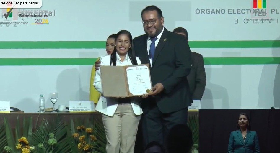 TED SANTA CRUZ ENTREGA MÁS DE 800 CREDENCIALES A AUTORIDADES ELECTAS