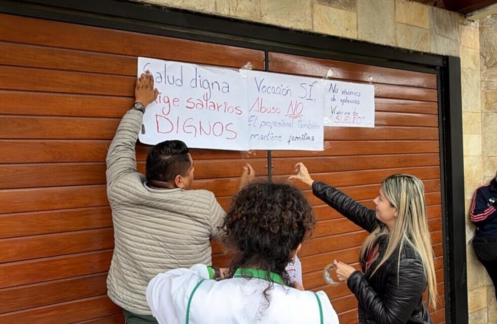 SECTOR SALUD CUMPLE TERCER DÍA DE PARO Y REALIZA MITIN EN CASA DEL ALCALDE
