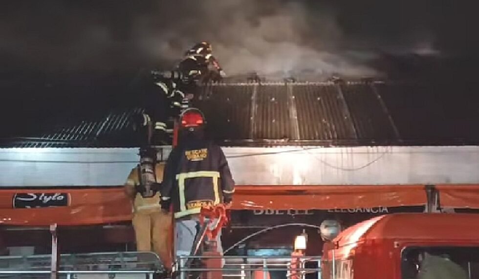 INCENDIO ESTRUCTURAL EN CENTRO COMERCIAL DEJA CASETAS AFECTADAS Y PÉRDIDAS