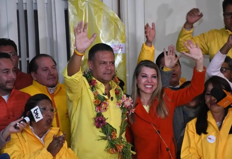 TSE CONFIRMA PROCLAMACIÓN DE REVILLA TRAS RETIRO DE NGP DEL BALOTAJE