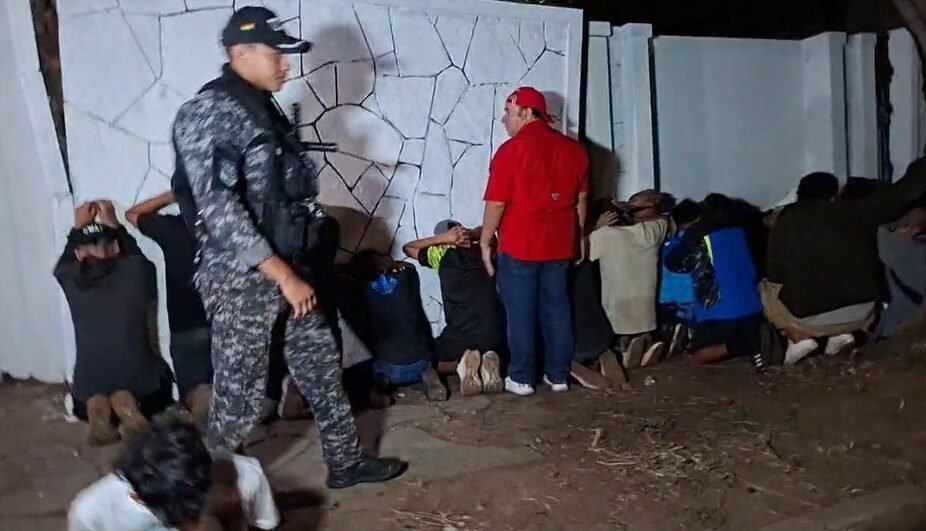 SANTA CRUZ: ENFRENTAMIENTO CON PALOS Y MACHETES POR INMUEBLE DEJA 48 ARRESTADOS