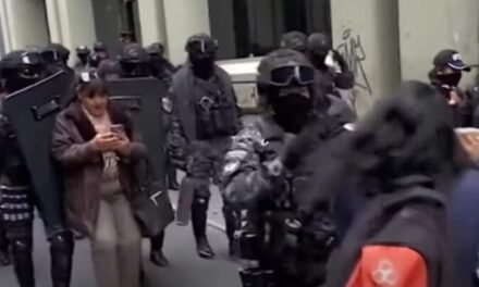 DENUNCIAN GASIFICACIÓN A CAMARÓGRAFO DURANTE PROTESTA EN PLAZA MURILLO