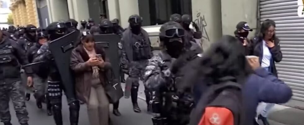 DENUNCIAN GASIFICACIÓN A CAMARÓGRAFO DURANTE PROTESTA EN PLAZA MURILLO