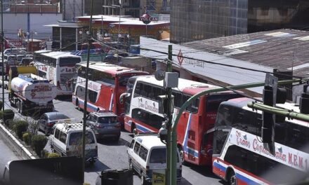 TRANSPORTE PRESIONA A YPFB POR DIÉSEL Y ADVIERTE MEDIDAS