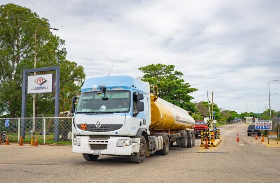 YPFB DESCARGA MÁS DE 2 MILLONES DE LITROS DE DIÉSEL PARA ABASTECER SANTA CRUZ