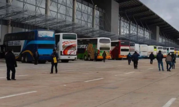 BLOQUEOS EN ORURO OBLIGAN A SUSPENDER VIAJES INTERDEPARTAMENTALES