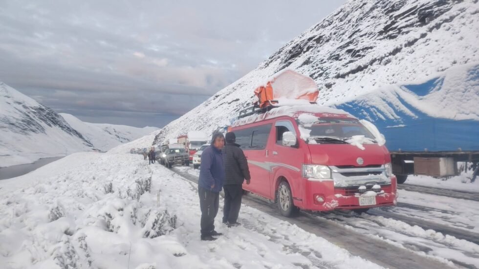 NEVADA EN LA CUMBRE COMPLICA EL TRÁNSITO HACIA LOS YUNGAS