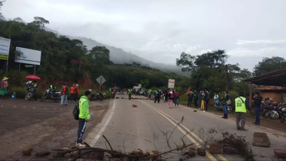 SECTORES DE LOS VALLES CRUCEÑOS AMENAZAN CON BLOQUEAR RUTAS DESDE ESTE LUNES
