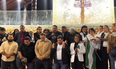 CRUCEÑOS REALIZAN JORNADA DE ORACIÓN POR LA PAZ EN EL ATRIO PAPAL