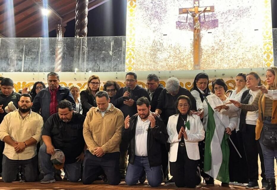 CRUCEÑOS REALIZAN JORNADA DE ORACIÓN POR LA PAZ EN EL ATRIO PAPAL