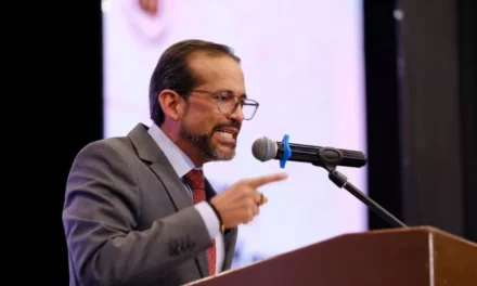 CAMACHO REAPARECE EN ENCUENTRO NACIONAL Y RELANZA PROPUESTA FEDERALISTA