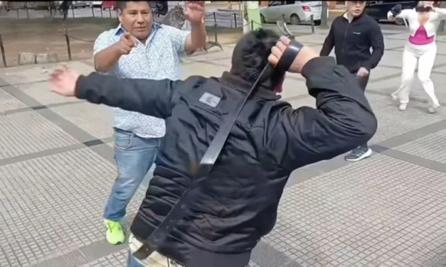 REYNALDO EZEQUIEL FUE CHICOTEADO EN PLENA PLAZA 24 DE SEPTIEMBRE