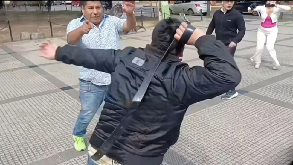 REYNALDO EZEQUIEL FUE CHICOTEADO EN PLENA PLAZA 24 DE SEPTIEMBRE