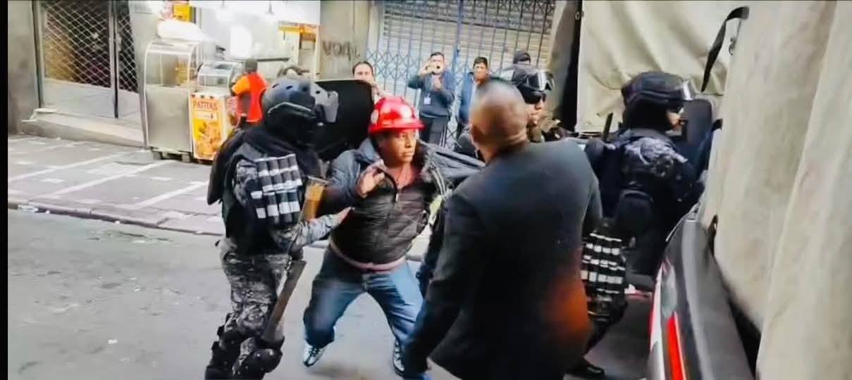 TOMA DEL MINISTERIO DE TRABAJO TERMINÓ CON DIRIGENTES DE LA COB ARRESTADOS