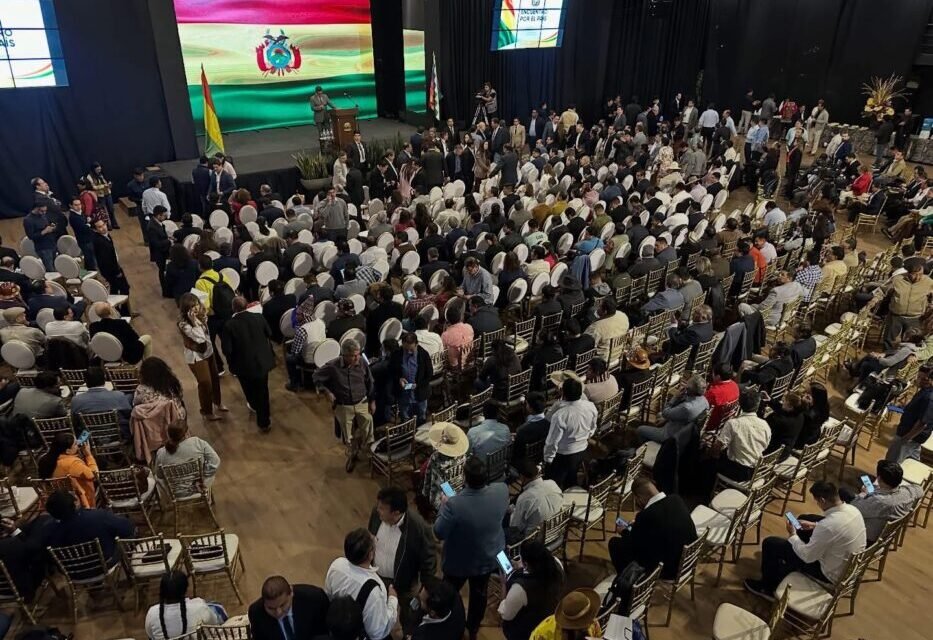 AUTORIDADES LLEGAN A COCHABAMBA PARA DEBATIR SOLUCIONES A LA CRISIS ECONÓMICA