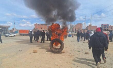 15 PUNTOS DE BLOQUEO AÍSLAN A LA PAZ Y COMPLICAN EL TRANSPORTE INTERDEPARTAMENTAL