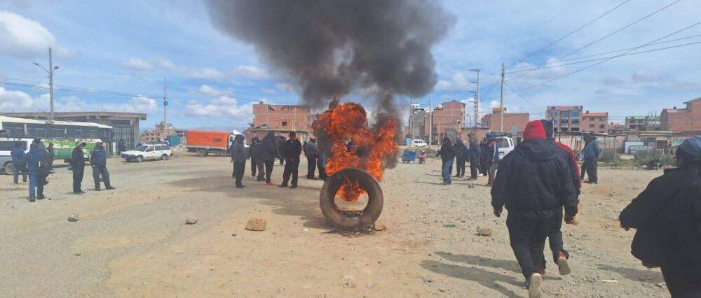 15 PUNTOS DE BLOQUEO AÍSLAN A LA PAZ Y COMPLICAN EL TRANSPORTE INTERDEPARTAMENTAL