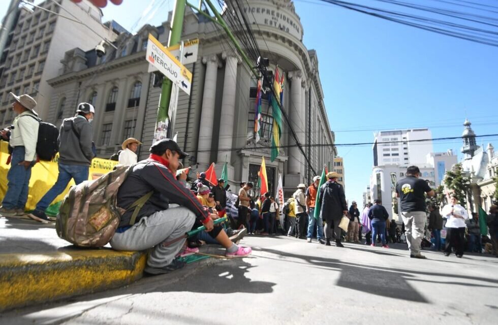 PROTESTA POR LA LEY 1720 LLEGA A PUERTAS DE LA VICEPRESIDENCIA EN LA PAZ