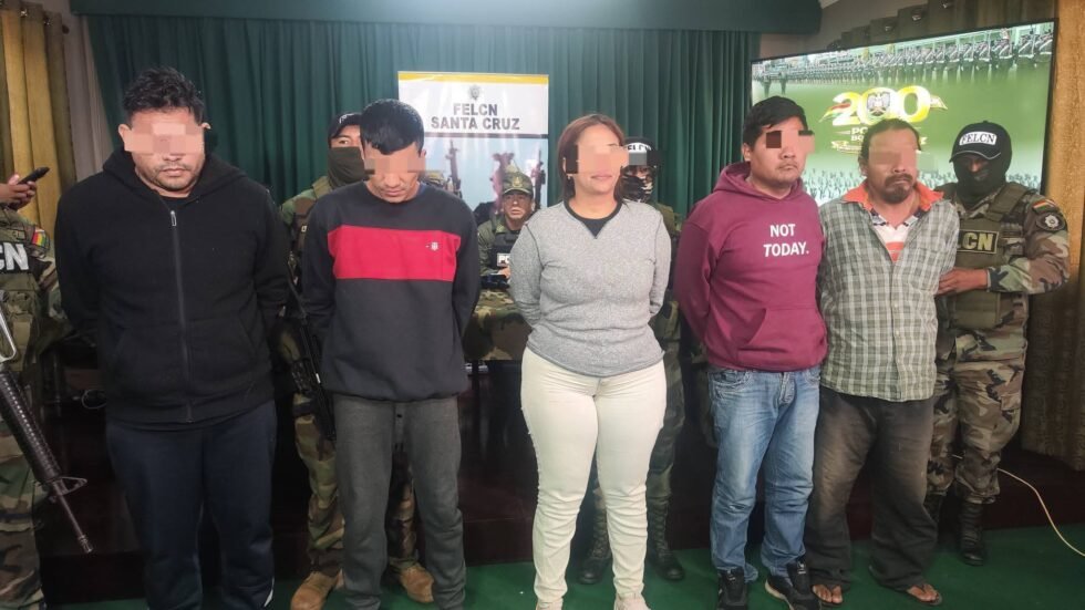 POLICÍA PRESENTA A CINCO APREHENDIDOS TRAS OPERATIVO EN JOROCHITO