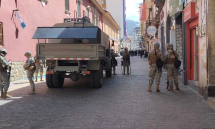 POLICÍA Y MILITARES DESPLIEGAN CARROS NEPTUNO Y ROBOTS ERIZO EN PLAZA MURILLO