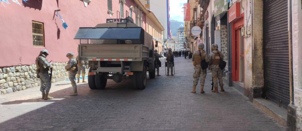 POLICÍA Y MILITARES DESPLIEGAN CARROS NEPTUNO Y ROBOTS ERIZO EN PLAZA MURILLO