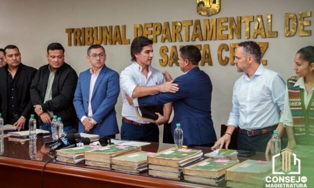 CONSEJO DE LA MAGISTRATURA ENTREGA DOCUMENTACIÓN A LA ALCALDÍA DE SANTA CRUZ PARA ESCLARECER EL CASO MUTUALISTA