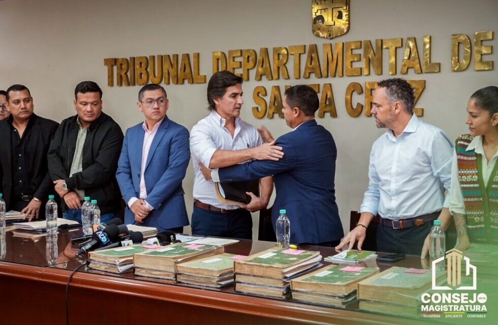 CONSEJO DE LA MAGISTRATURA ENTREGA DOCUMENTACIÓN A LA ALCALDÍA DE SANTA CRUZ PARA ESCLARECER EL CASO MUTUALISTA
